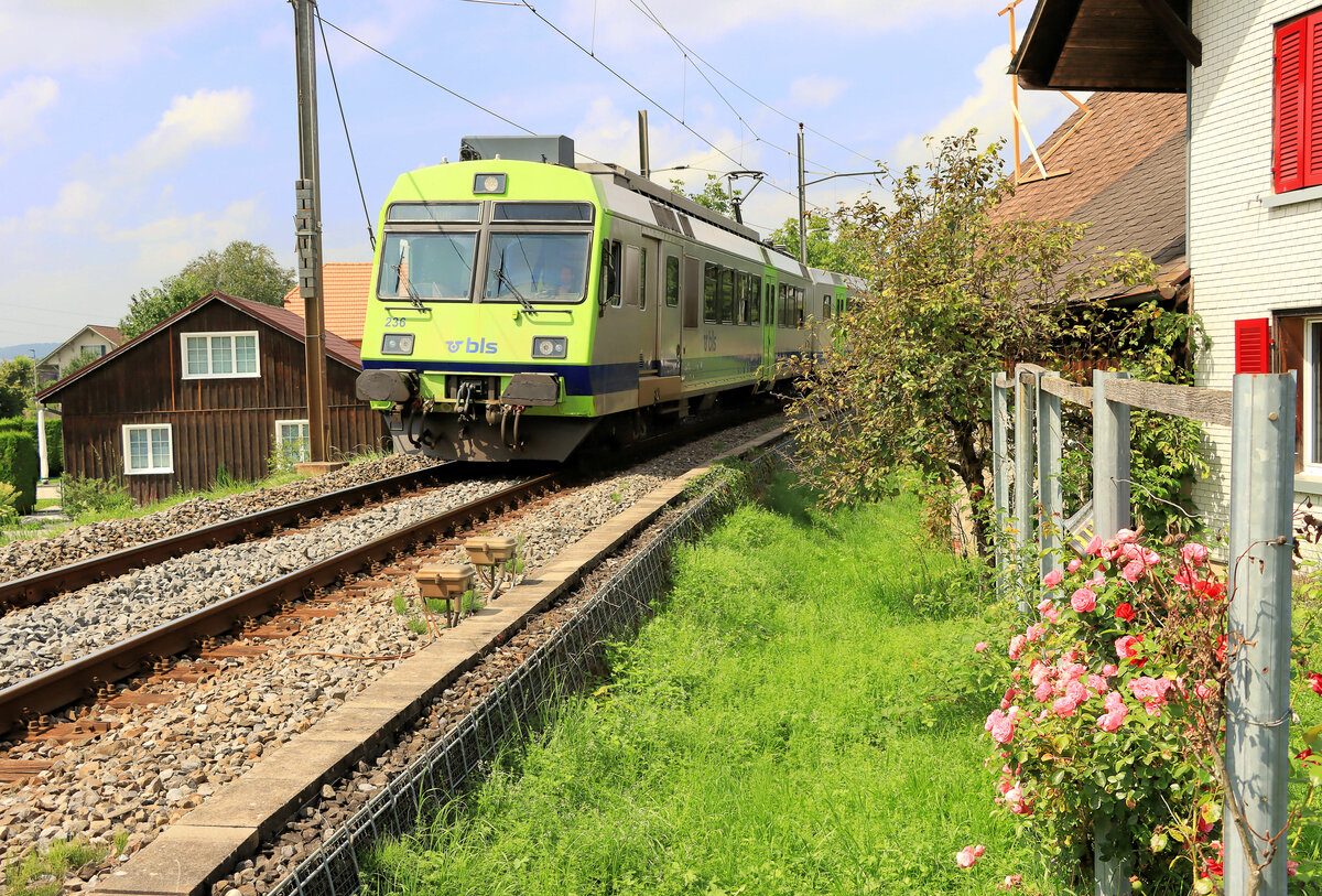 Die Emmentalbahn Burgdorf-Solothurn: Einfahrt eines BLS NPZ in Aefligen, geführt von Triebwagen 236, dem ehemaligen roten Triebwagen 229 der Emmental-Burgdorf-Thun Bahn EBT. 17.August 2021 
