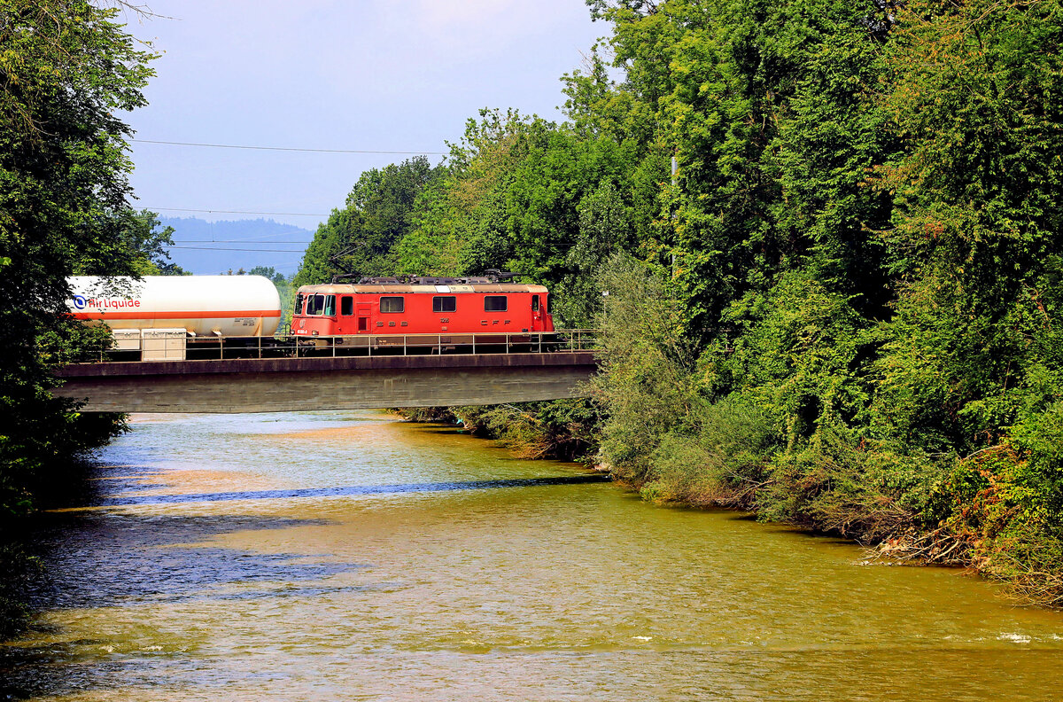 Die Emmentalbahn Burgdorf-Solothurn: Ueberquerung der Emme bei Aefligen. Ein Güterzug, geführt von der SBB Lok 420 295. 17.August 2021 