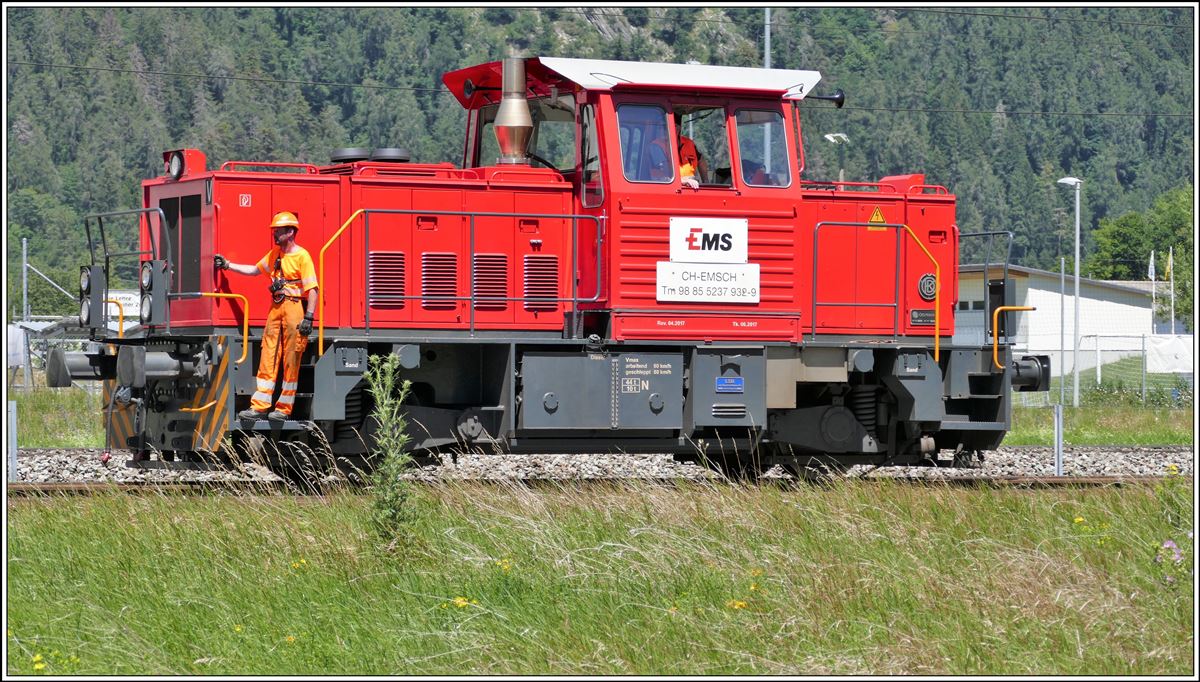 Die Ems Chemie Werklok Tm 9885 5237 932-9 übernimmt die Zustellung der Panzerwagen ins Anschlussgleis. (07.07.2020)
