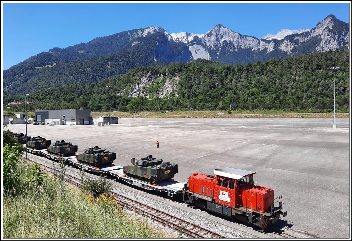 Die Ems Chemie Werklok Tm 9885 5237 032-9 brachte die Slmmnps Wagen ins Gelände der ehemaligen Grosssägerei zum Ablad. (07.07.2020)