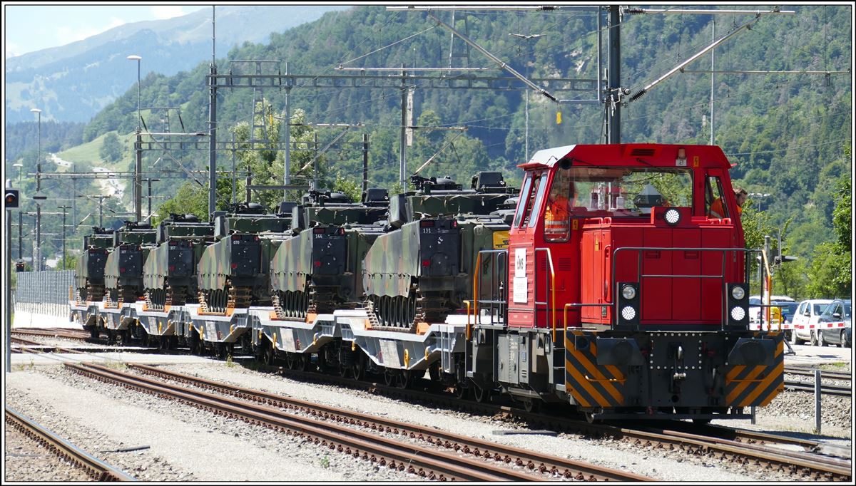 Die Ems Chemie Werklok Tm 9885 5237 032-9 schiebt 6 Panzerwagen ins Gelände der ehemaligen Grosssägerei zum Ablad. Wegen der starken Steigung in der RhB Unterführung wurde der Zug geteilt. (07.07.2020)