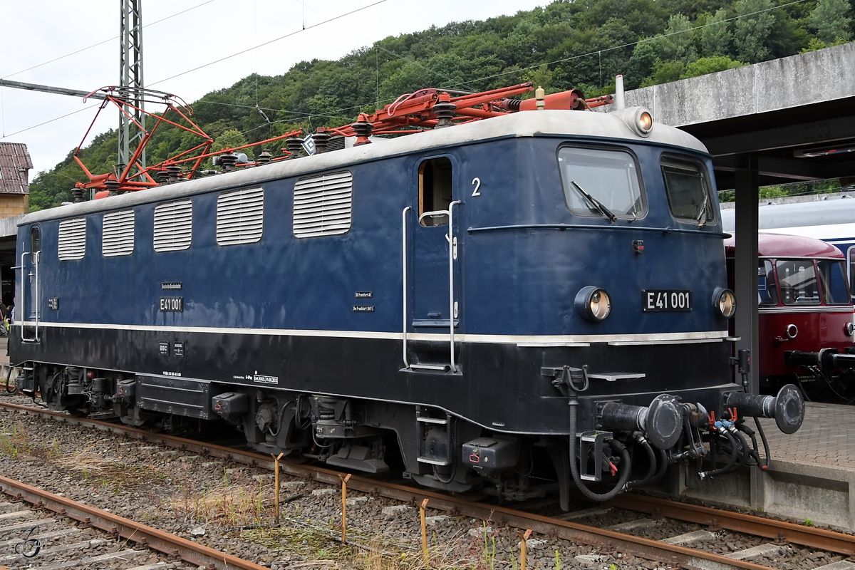 Die Ende Juni 1956 an die DB ausgelieferte Elektrolokomotive E41 001 war Anfang Juli 2019 mit einem historischen Sonderzug zu Besuch in Altenbeken.