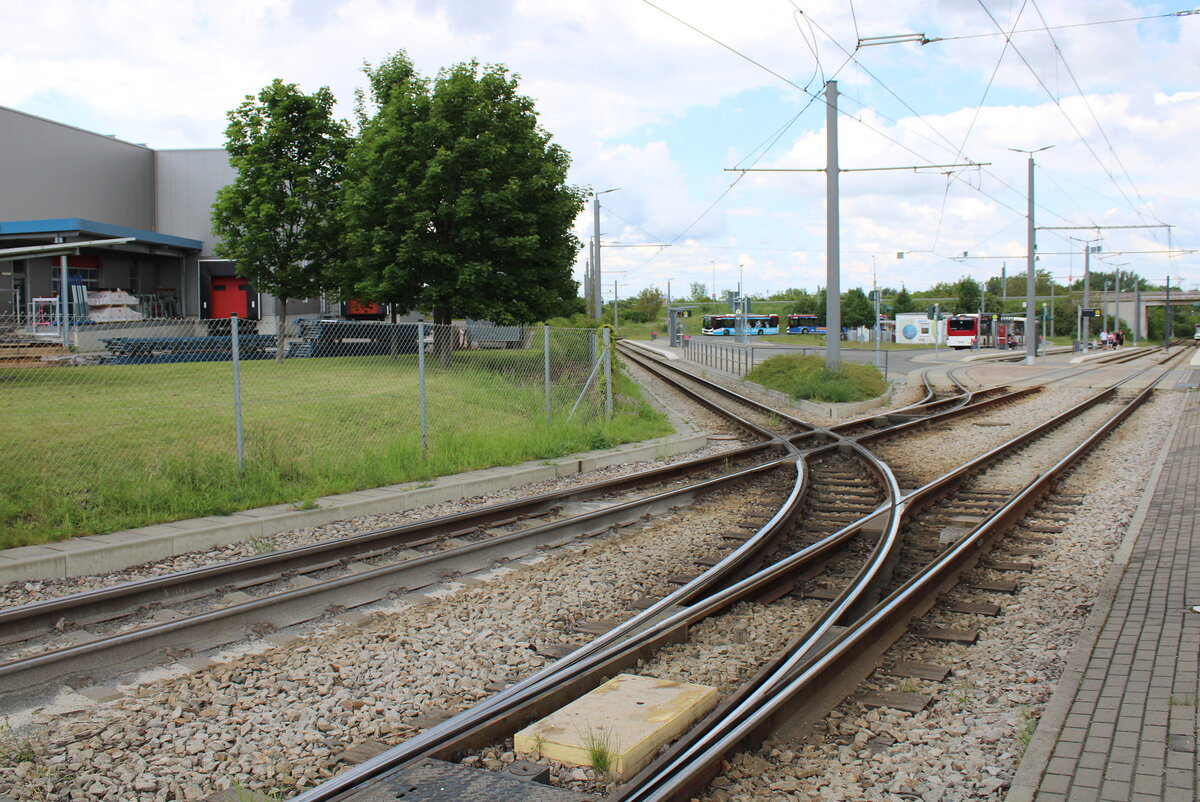Die Endhaltestelle Urbicher Kreuz am 25.05.2024 im Süden von Erfurt. Geradeaus geht es in den Betriebshof, links kreuzen die Bahnen zurück in die Stadt das Gegengleis um über ein Schleife zu wenden.