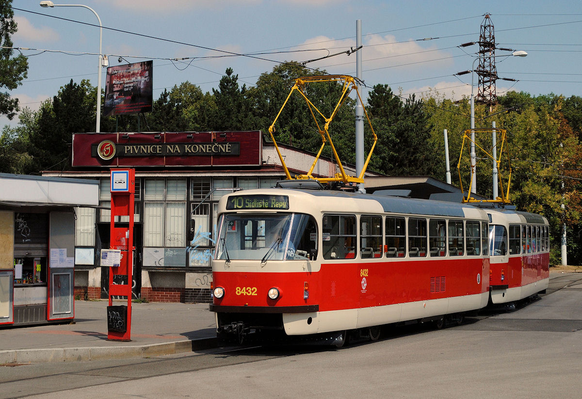 Die Endstelle Sidliste Dablice besitzt mit einer Bierhalle und einem Kiosk, wo auch alkoholfreies Bier für das Fahrpersonal ausgeschenkt wird, eine ausgesprochen gute Infrastruktur. Am 24.08.2016 wartet das aus den Tw. 8432 und 8433 bestehende Tandem auf die Abfahrt ins Stadtzentrum.