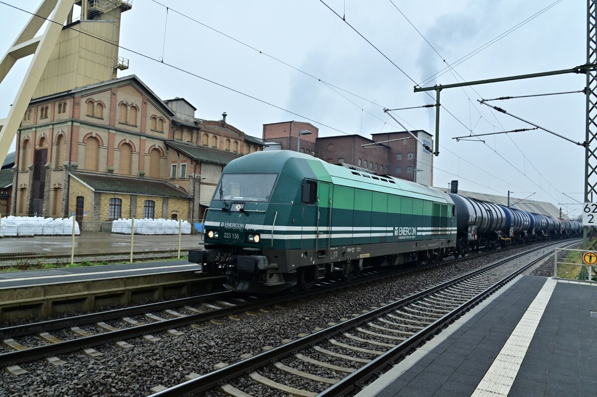 Die Enercon 223 156 kommt am Sonntagmittag den 4.2.2023 mit einem Kesselwagenzug aus Bad Friedrichshall Hbf durch Kochendorf gefahren.