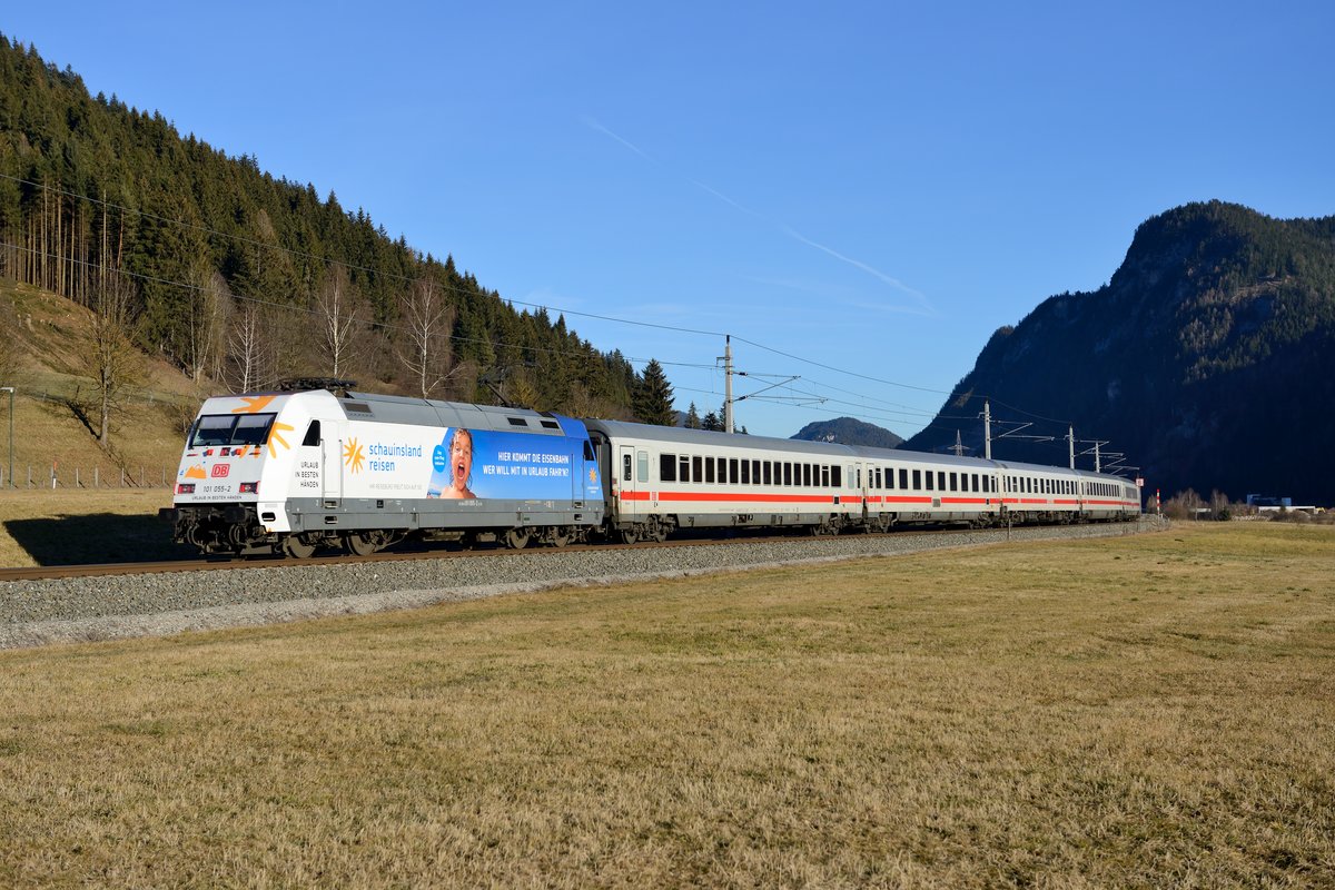 Die Ennstalbahn von Bischofshofen nach Selzthal bietet viele schöne Motive. Leider ist die Zugdichte recht dünn, ebenso die Fahrzeugvielfalt. Deswegen stellt der Einsatz einer Werbe-101 schon eine willkommene Abwechslung da. Am 27. Dezember 2015 war die 101 055 vor dem EC 216 von Graz nach Saarbrücken im Einsatz und wurde bei Radstadt abgewartet.