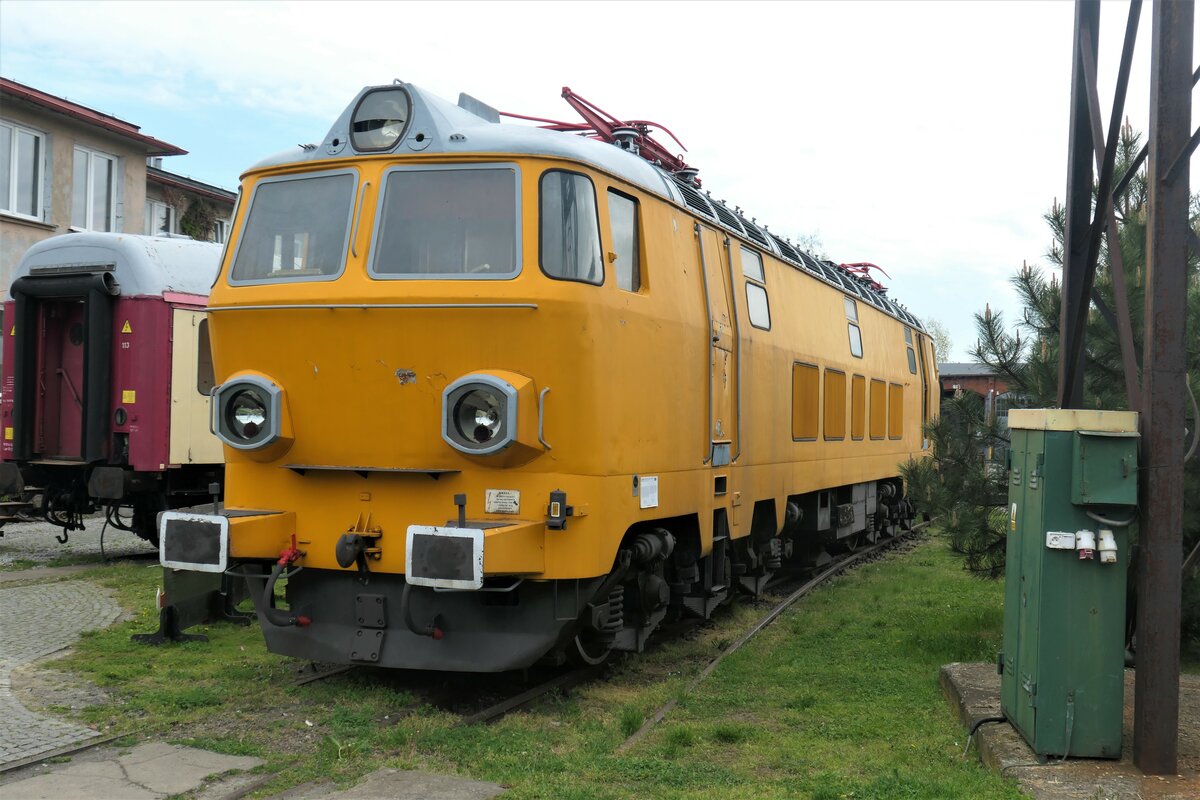 Die EP 23-001 ist der Prototyp einer Schnellzugvariante der bekannten Baureihe ET 22 mit einer Höchstgeschwindigeit von 160 km/h. Nach einer Reihe von Tests wurden keine weiteren Exemplare der Bauart mehr erstellt und die Maschine wieder in die Ursprungsvariante zurückgebaut sowie als ET 22 121 bezeichnet.

Die Maschine wurde 2012 bei Bombardier Polen als Museumslok EP 23 001 zurückgebaut und im Eisenbahnmuseum Jaworzyna Śląska ausgestellt. 