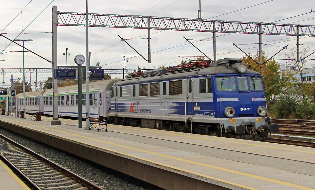 Die EP07-1017 wartet am 02.10.2018 in Jelenia Gora mit ihrem sehr  übersichtlichen  Intercity auf den nächsten Einsatz. Dieser
führt als TLK66155 um 16:23 nach Wroclaw Glowny. Die TLK-Züge stellen die unterste Qualitätsstufe der von PKP Intercity angebotenen
Leistungen dar, üblicherweise gibt es da nur die 2. Klasse und auch ein Bistroabteil ist nicht immer vorhanden. 
