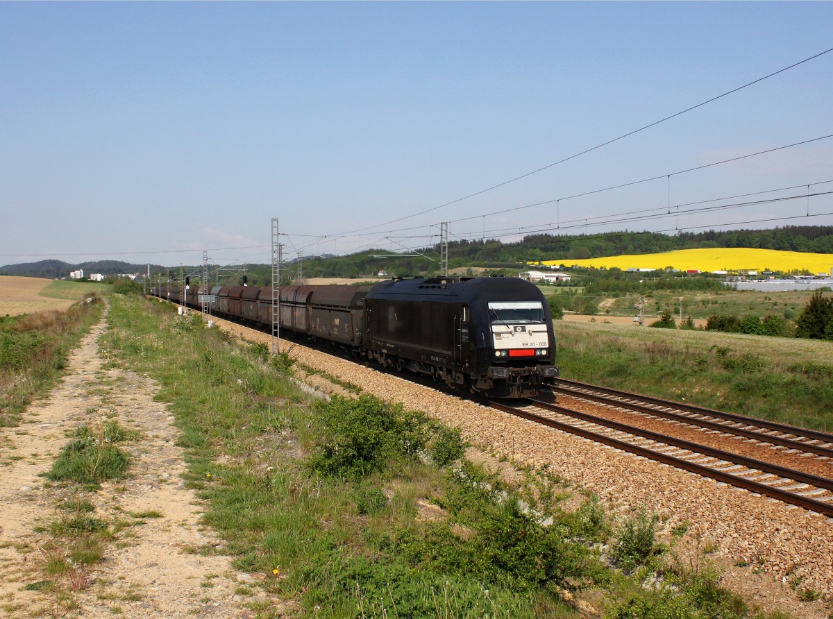 Die ER 20-008 mit einem Kohlezug am 14.05.2015 unterwegs bei Mýto.