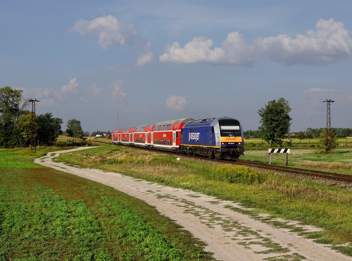 Die ER 20 011 mit einem REX nach Komárno  am 11.09.2020 unterwegs bei Okoč.