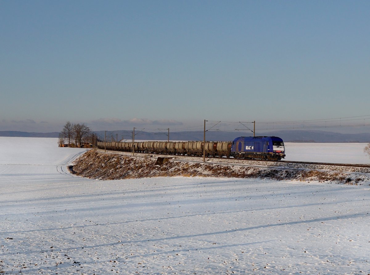 Die ER 20 014 mit einem Kalkzug am 12.02.2021 unterwegs bei Hagelstadt.