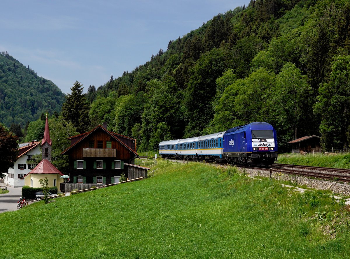 Die ER 20 015 mit einem ALX nach München am 26.05.2018 unterwegs bei Oberstaufen.