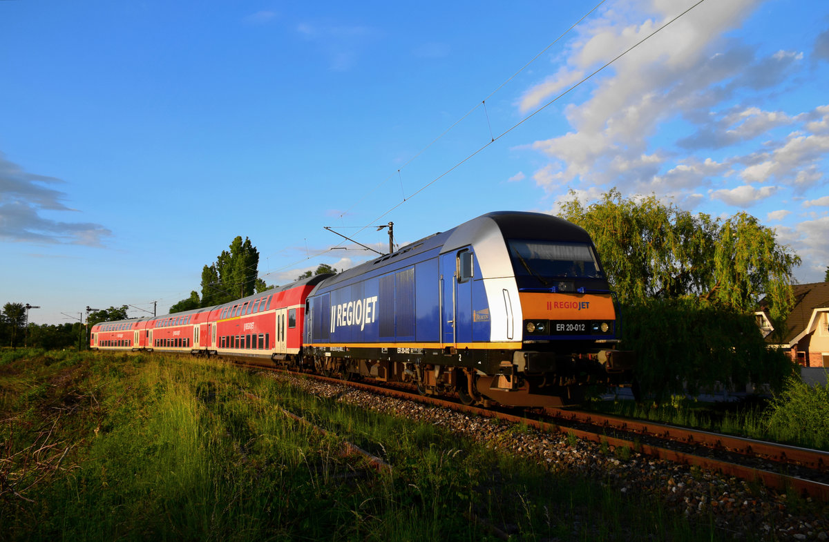 Die ER20 012 mit dem Morgenzug Regiojet REX 1770 verlässt Komárno in Richtung Bratislava hl. Stanica.
Komárno, 22.05.2020.