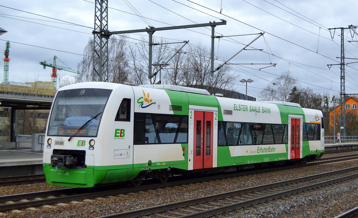 Die Erfurter Bahn / ELSTER SAALE BAHN mit dem ramponierten RegioShuttle  VT 334  (NVR: 95 80 0650 273-5 D-EIB) bei der Fahrt zur Reparatur bei der Firma FWM in Hennigsdorf (b. Berlin) am 24.02.20 Durchfahrt Bf. Golm (Potsdam). 
