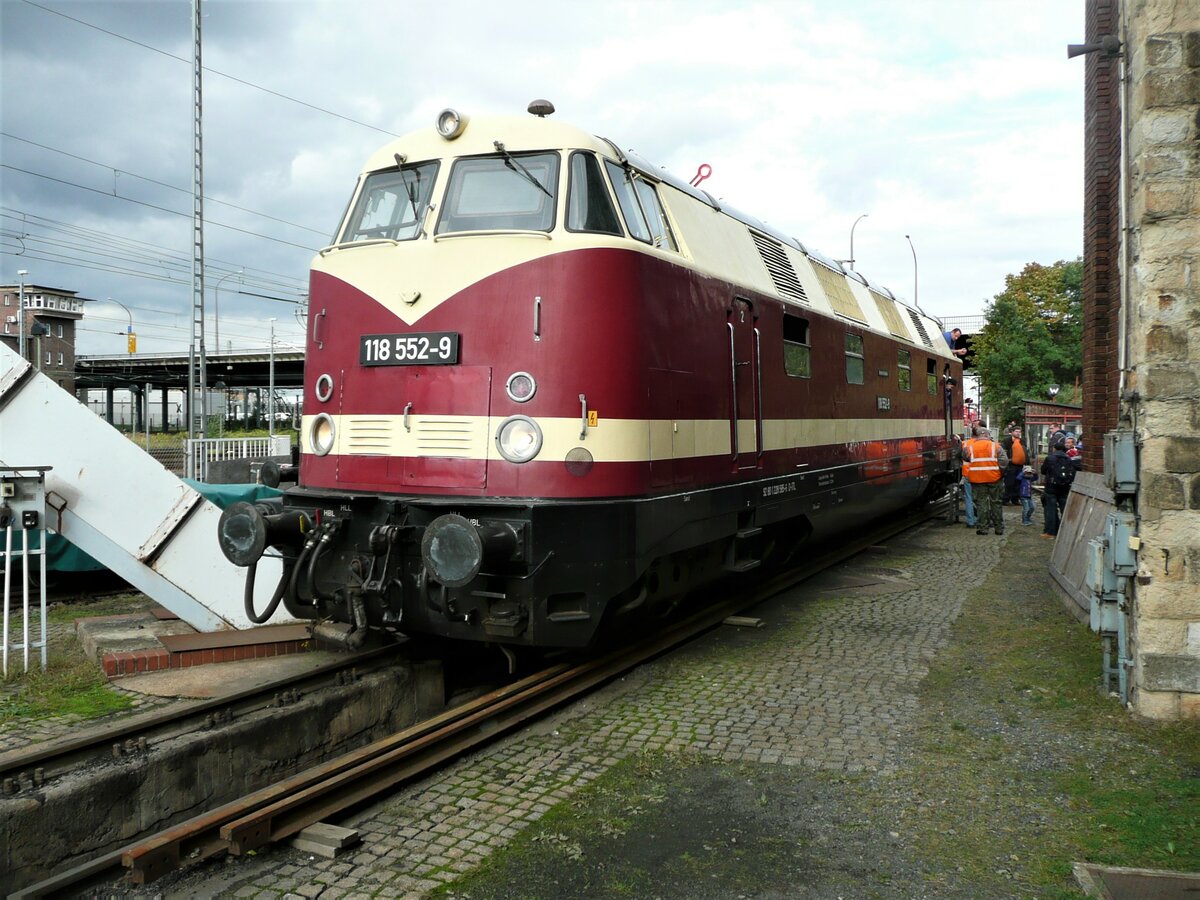 die erhaltene 118 552 der ITL Eisenbahn bei der IG Bahnbetriebswerk Dresden-Altstadt, fotografiert im Oktober 2020