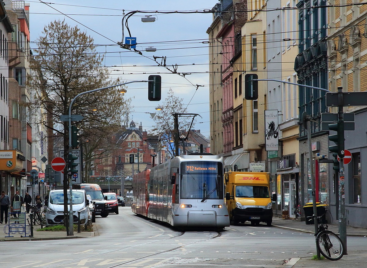 Die Eröffnung der Wehrhahnlinie in Düsseldorf wirft ihre Schatten voraus: Am 12.02.2016 verkehrten letztmalig Straßenbahnen auf der südlichen Friedrichstraße zwischen dem Bilker Bahnhof und der Kirchfeldstraße, hier ist der NF8U 3356 als Linie 712 an der Kreuzung mit der Bilker Allee unterwegs