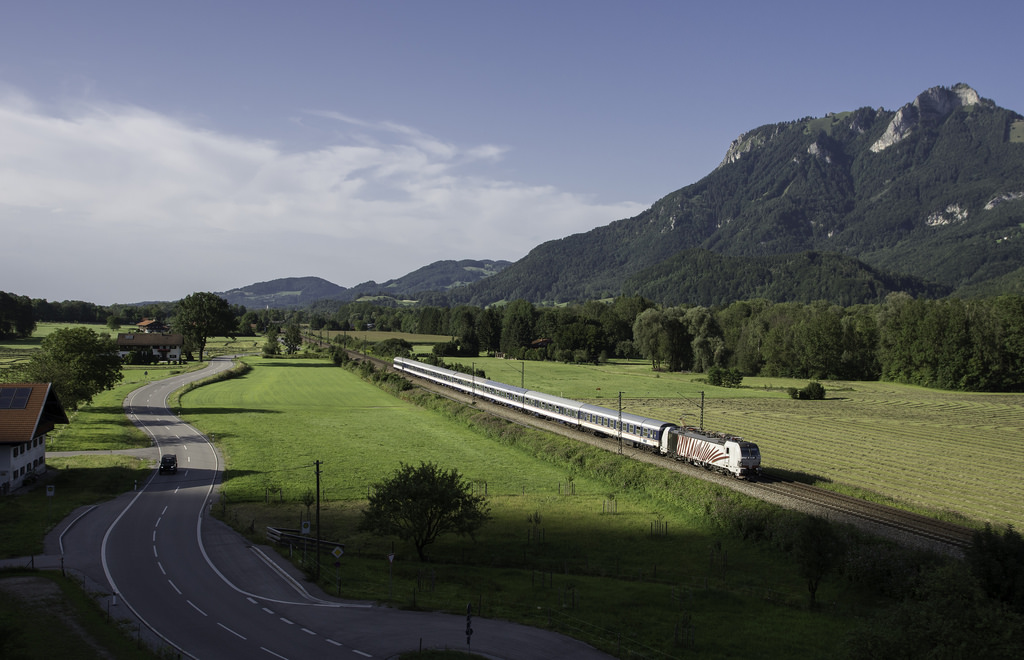 Die Ersatzgarnitur, die seit einiger Zeit bei Meridian im Einsatz war, hat hier den Endbahnhof Kufstein schon fast erreicht.
So konnten wir den M 79081, zum Glück noch mit Sonne, da schon ein Gewitter aufzog und die Schatten waren auch schon gefährlich nahe, bei Brannenburg im Inntal fotografieren.
Neben immer wieder wechselnden Bespannungen war auch das Wagenmaterial sehr interessant.
Neben n-Wagen waren auch ein ABomz und ein Bduu in dem Zug eingereiht.
Der Grund für den Einsatz dieser Garnitur war leider trauriger Natur, hatte Meridian seit den schweren Unfall von Bad Aibling immer noch Fahrzeugmangel.(31.07.2017)