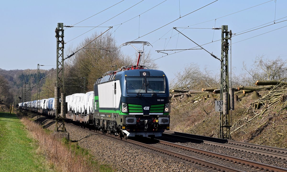 Die erst seit kurzem im Einsatz befindliche und an LTE vermietete ELL 193 261 befördert am 28.03.17 zwischen Bohmte und Ostercappeln einen mit Autos der Mercedes G-Klasse beladenen Zug in Richtung Bremen. 