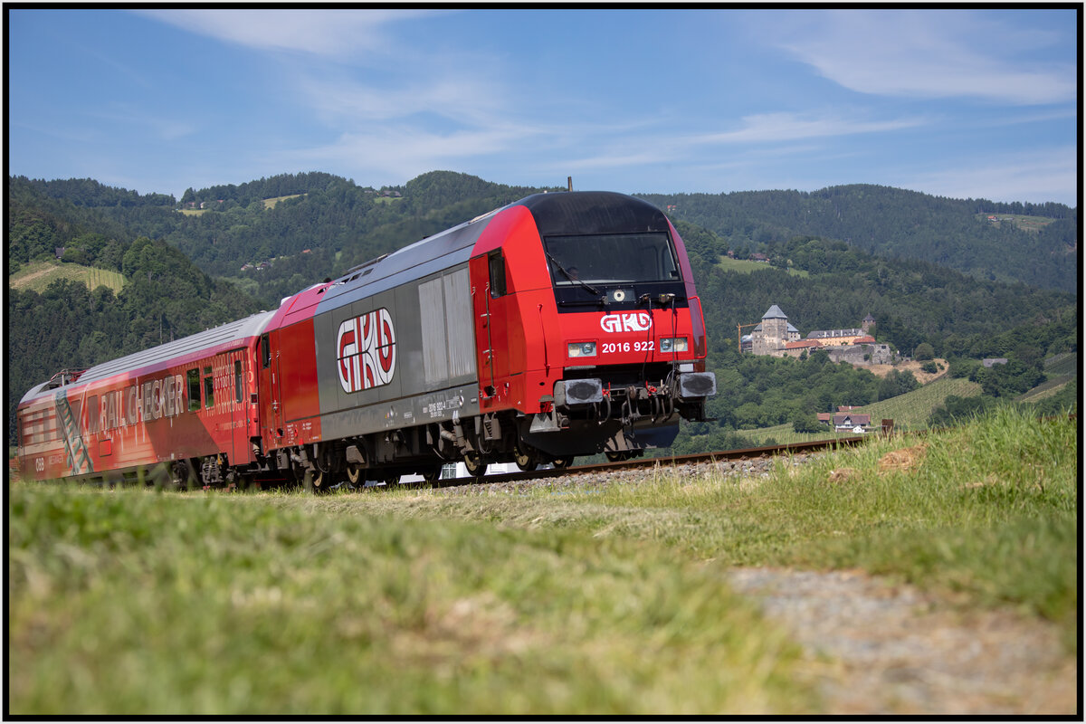 Die erste Ausfahrt von 2016.922 auf dem Wieser Ast der GKB bei Vormittagssonne,.... 

Am 15.06.2021 zieht Sie den  Railchecker2 nach Wies Eibiswald af der Leibenfelder Höhe. 