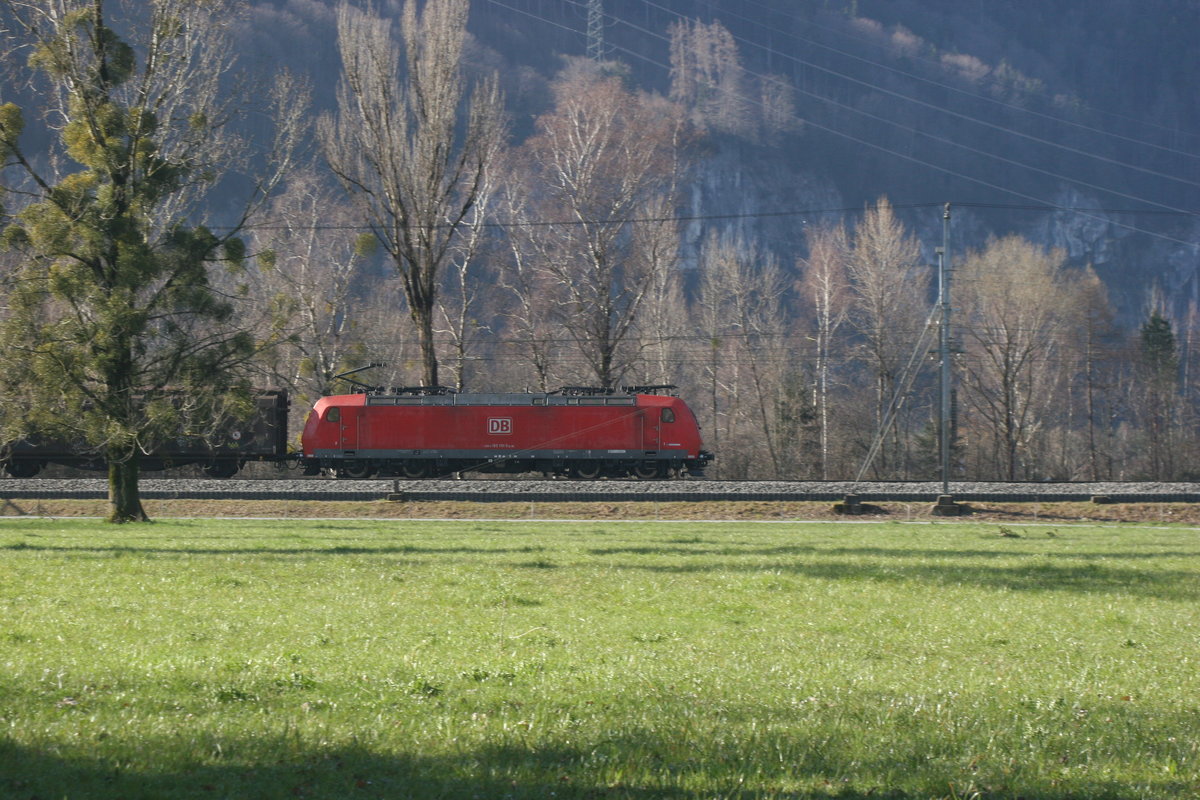 Die erste Begegnung auf unserer Karfreitagswanderung war eine auswärtige Maschine...

Etwa 200 Meter vom Wanderweg entfernt verläuft die Walenseestrecke Chur - Zürich, auf der die DB 185er mit ihrem Güterzug Ziegelbrücke entgegen eilt.

Weesen - Gäsi, 30.03.2018