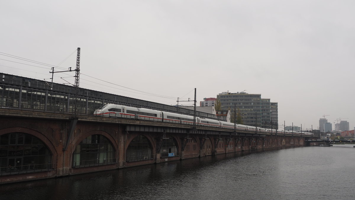 Die erste Doppeltraktion der ICE4-7teiler (TZ 9202 und 9214) im Fahrgastbetrieb fährt an einem trüben 11. November als ICE 642/652 kurz nach dem Startbahnhof Berlin-Ostbahnhof dem nächsten Halt, Berlin Hauptbahnhof entgegen.

Berlin Jannowitzbrücke, der 11.11.2020