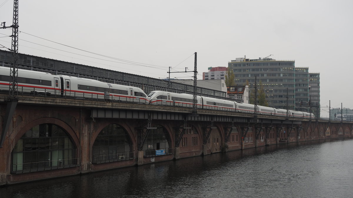 Die erste Doppeltraktion der ICE4-7teiler (TZ 9202 und 9214) im Fahrgastbetrieb fährt an einem trüben 11. November als ICE 642/652 kurz nach dem Startbahnhof Berlin-Ostbahnhof dem nächsten Halt, Berlin Hauptbahnhof entgegen.

Hier im Fokus der hintere Zugteil.

Berlin Jannowitzbrücke, der 11.11.2020