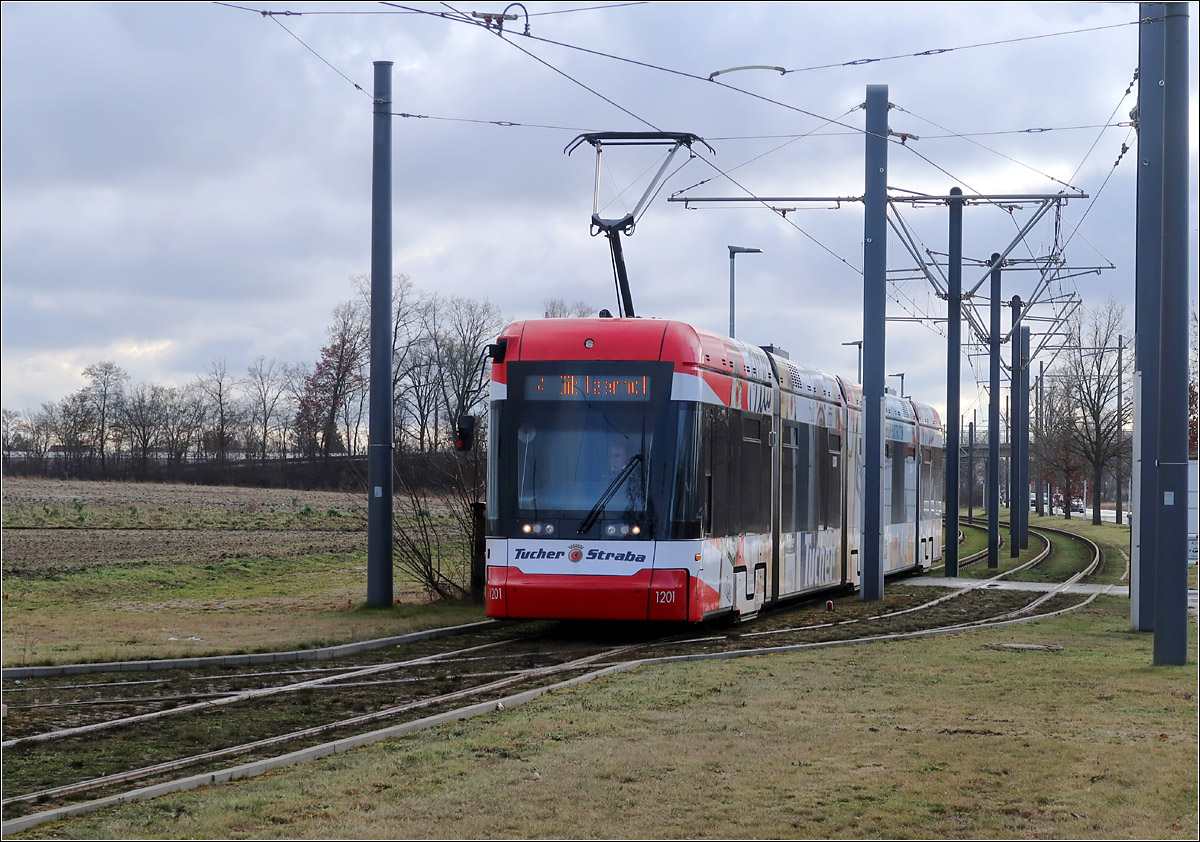 Die erste Etappe nach Erlangen und Herzogenaurach - 

Eine Variobahn auf der Linie 4 an der Eigenkreuzung der Wendeschleife an der Endhaltestelle am Wegfeld. Auf dem Grünstreifen rechts ist Platz für das zukünftige Gleis, wenn die Strecke nach Erlangen weitergeführt wird. Diese Strecke wird weiter in Seitenlage der Bundesstraße 4 folgen.

18.01.2022 (M)