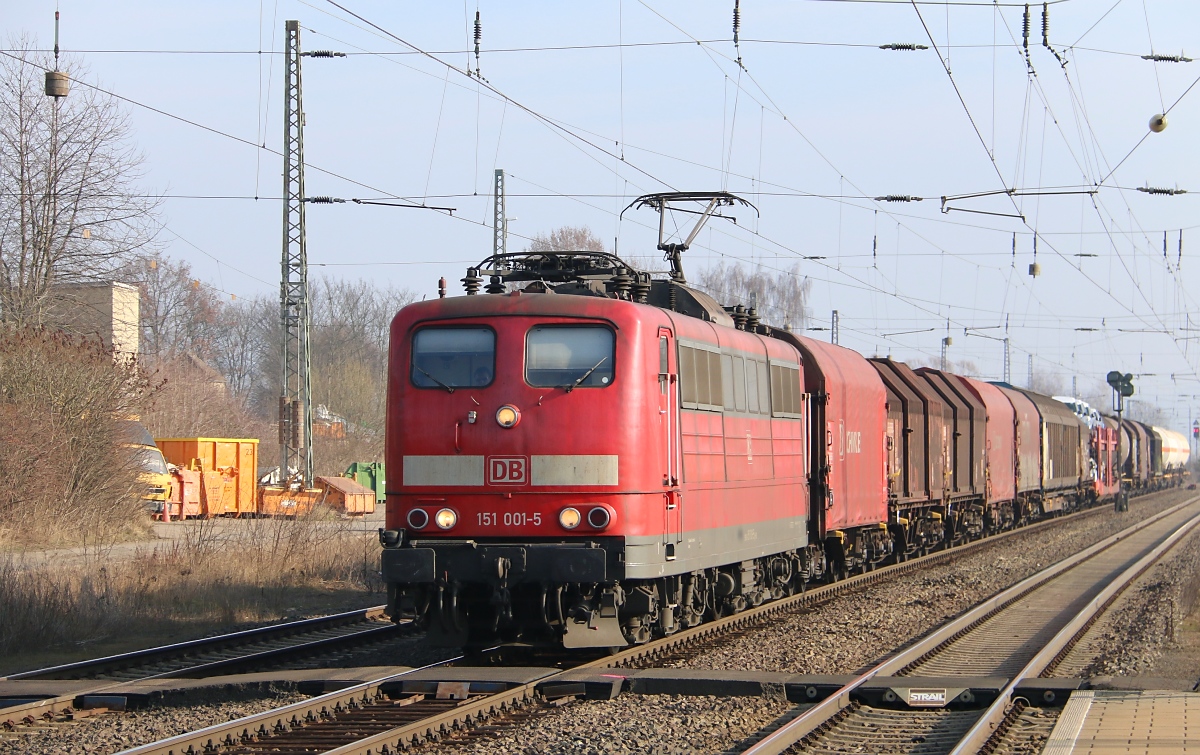 Die erste ihrer Art: 151 001-5 mit gemischtem Güterzug in Fahrtrichtung Süden. Aufgenommen am 08.03.2014 in Eichenberg.