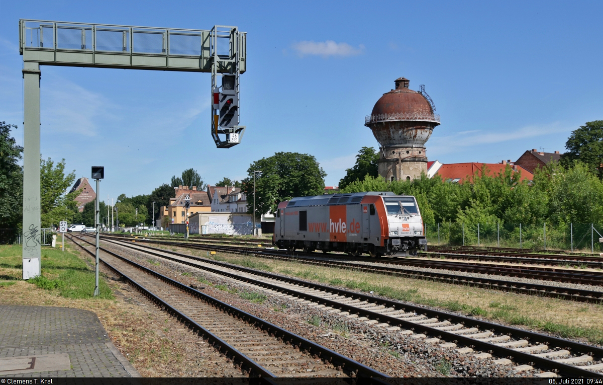Die erste ihrer Art:
246 001-2 fährt, von Halberstadt kommend, am alten Wasserturm in den Bahnhof Aschersleben ein. Hier wird sie wegen einer vorausfahrenden RB für mehrere Minuten pausieren müssen.

🧰 Havelländische Eisenbahn AG (HVLE)
🕓 5.7.2021 | 9:44 Uhr