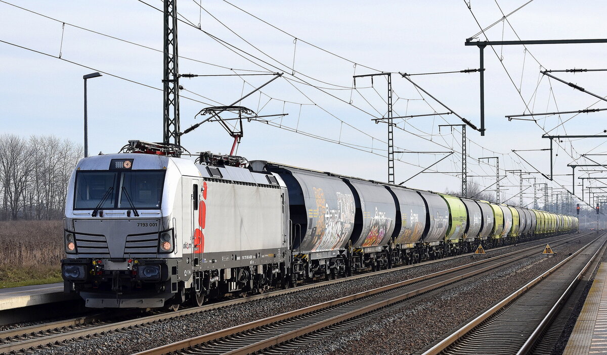 Die erste  im letzten Jahr im  Sommer 2024 in Betrieb genommene Vectron aus dem neuen Nummernkreis, die Akiem Vectron  7193 001  [NVR-Nummer: 91 80 7193 001-3 D-AKIEM], aktueller Mieter?? mit einem Getreidezug am 22.01.25 Höhe Bahnhof Rodleben.
