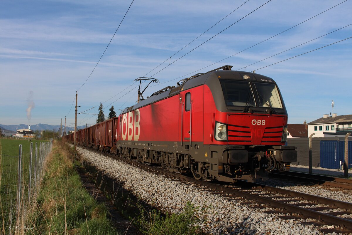 Die erste Morgensonne strahlte am 22.4.2023 über die Hügel des Mostviertels während die 1293 187 mit dem SGAG48442 von Jesenice nach Linz Stahlwerke in Ramingdorf-Haidershofen auf die Weiterfahrt wartet.