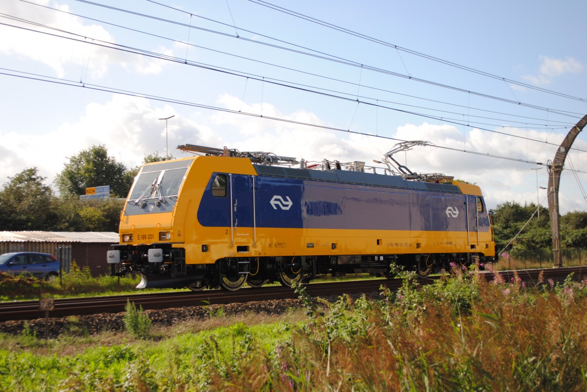 Die erste neue Traxx Lok mit nummer 186001 der N.S.kommt gerade Maartensdijk vorbei auf seinem Weg von der Grenz Bahnhof Emmerich nach Amsterdam Watergraafsmeer.11-08-2014
