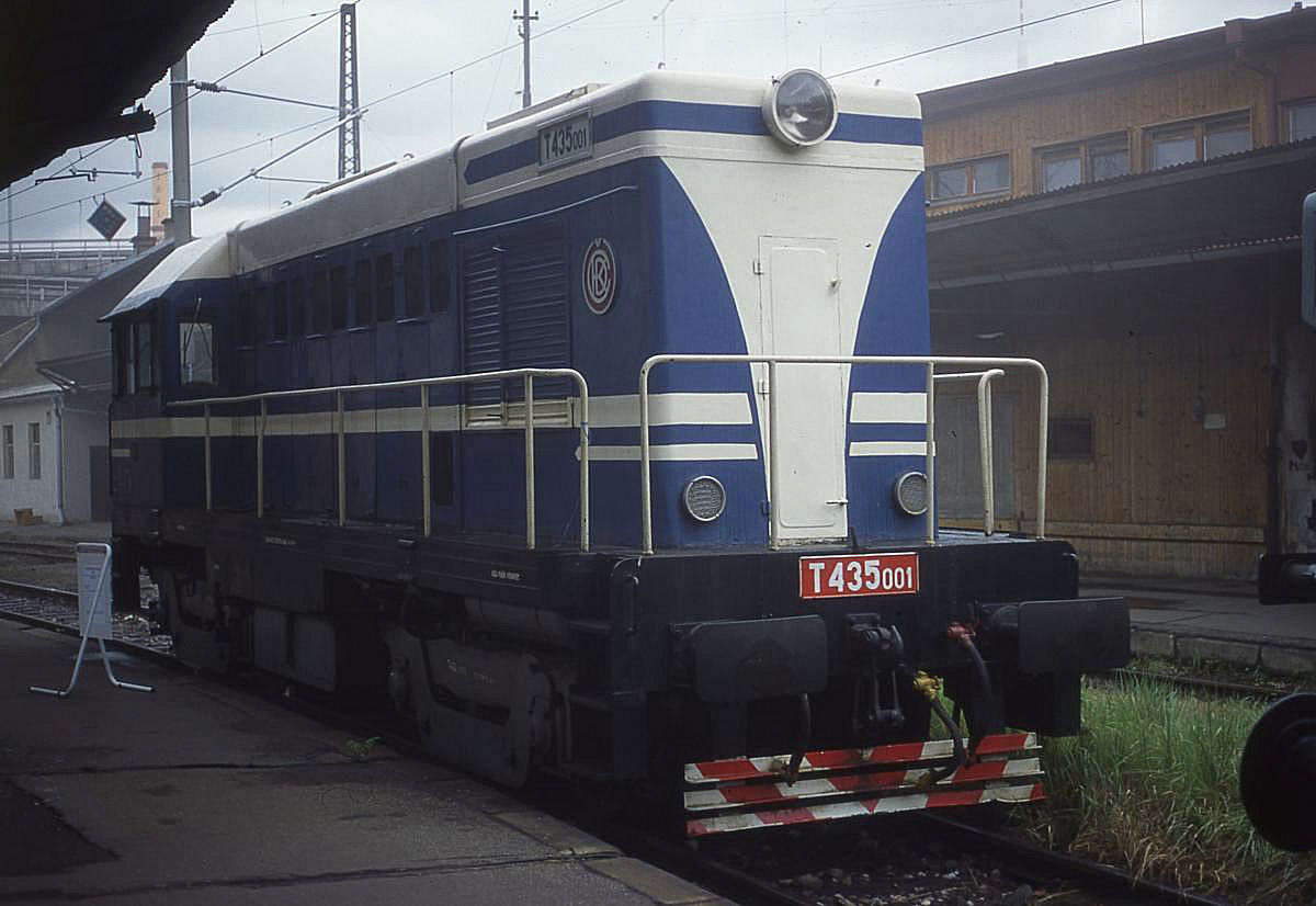 Die erste in der Nummernfolge - quasi Hector Nr. 1! 
Diesellok T 435.001 befand sich am 1.9.1995 
in der Fahrzeugausstellung im Prager Bahnhof Masarykovo.