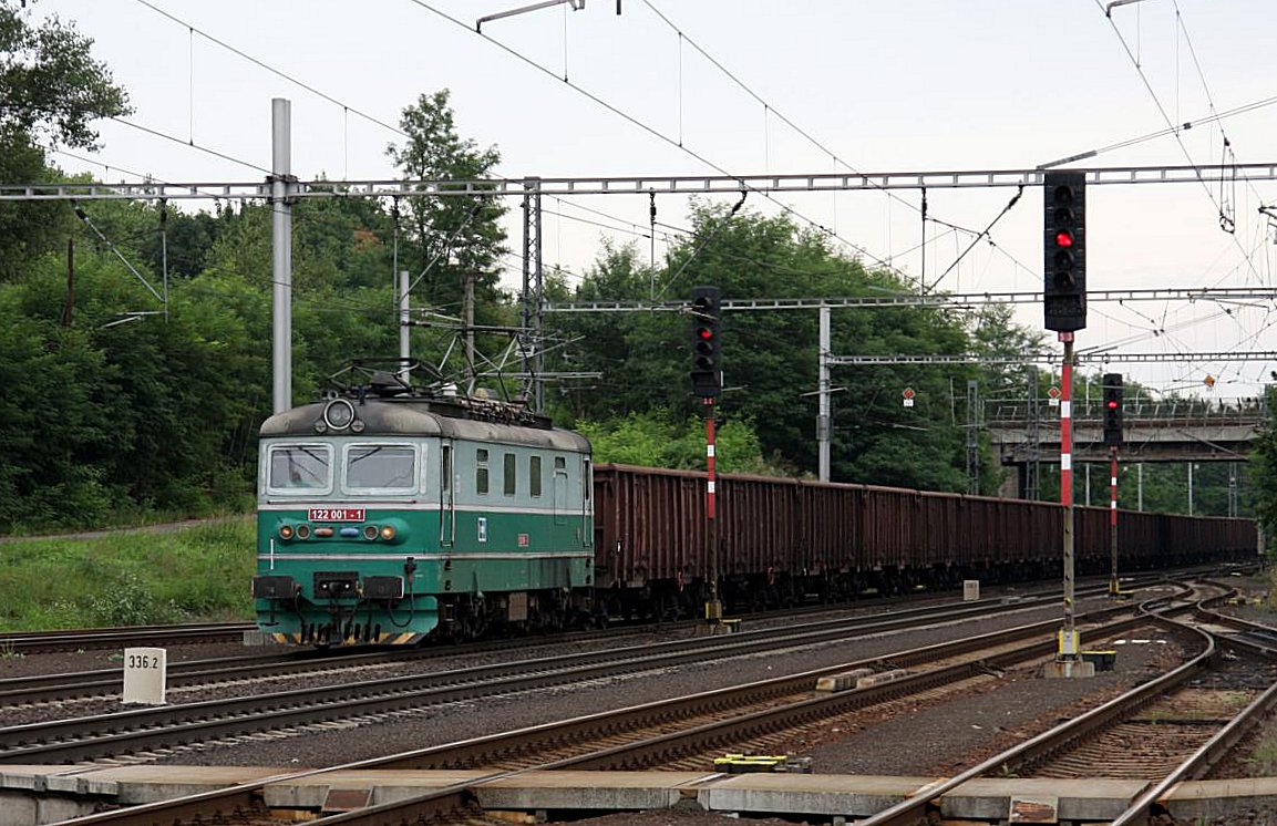 Die Erste in der Nummernreihe der 122ziger! 122001 erreicht aus Richtung Pardubitz kommend am 20.8.2013 mit einem Leerzug um 8.49 Uhr Zabori nad Labem.