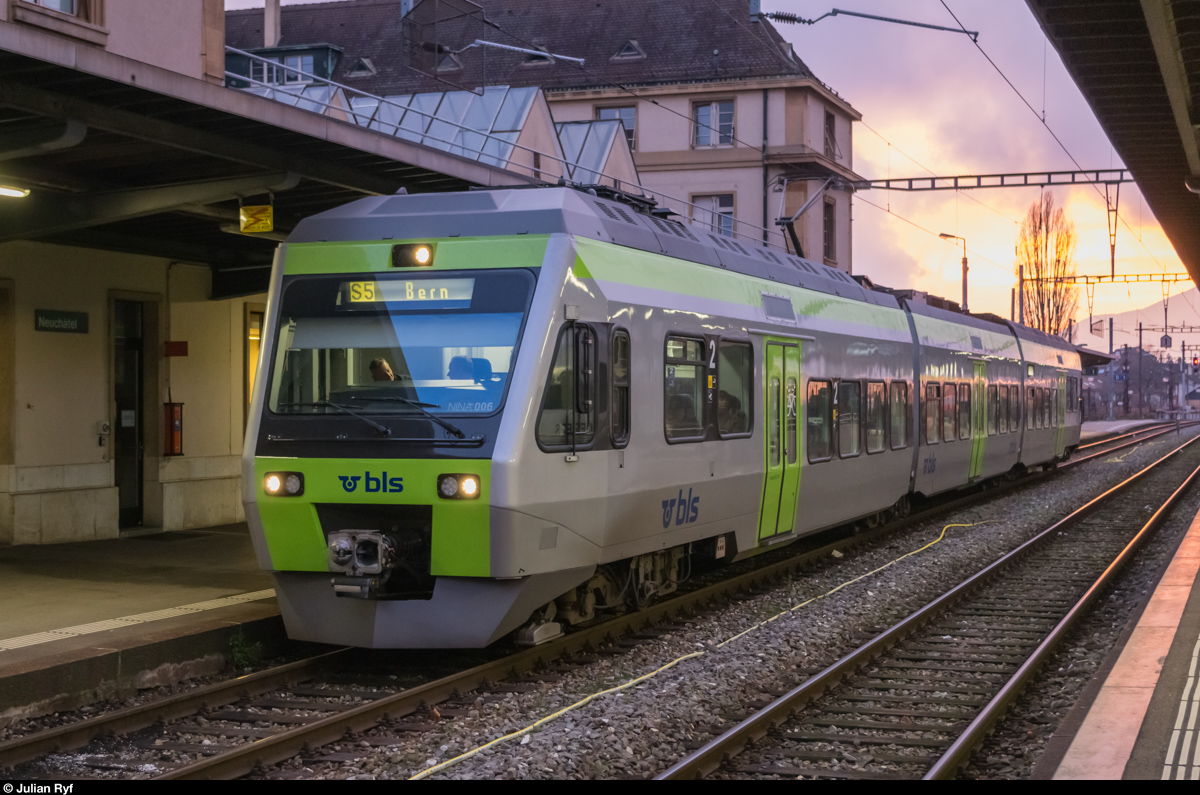 Die erste revidierte NINA der BLS steht am Abend des 22. Dezember 2015 im Bahnhof Neuchâtel bereit. Das Refit umfasste die Verlegung der 1. Klasse in die Mitte des Zuges, den Einbau von LED-Scheinwerfern eingebaut und ein neues Aussendesign. Bei den NINA der ersten Serie zusätzlich eine Anpassung des Innendesigns (keine bunten Wände mehr) Dazu einige kleinere Verbesserungen.