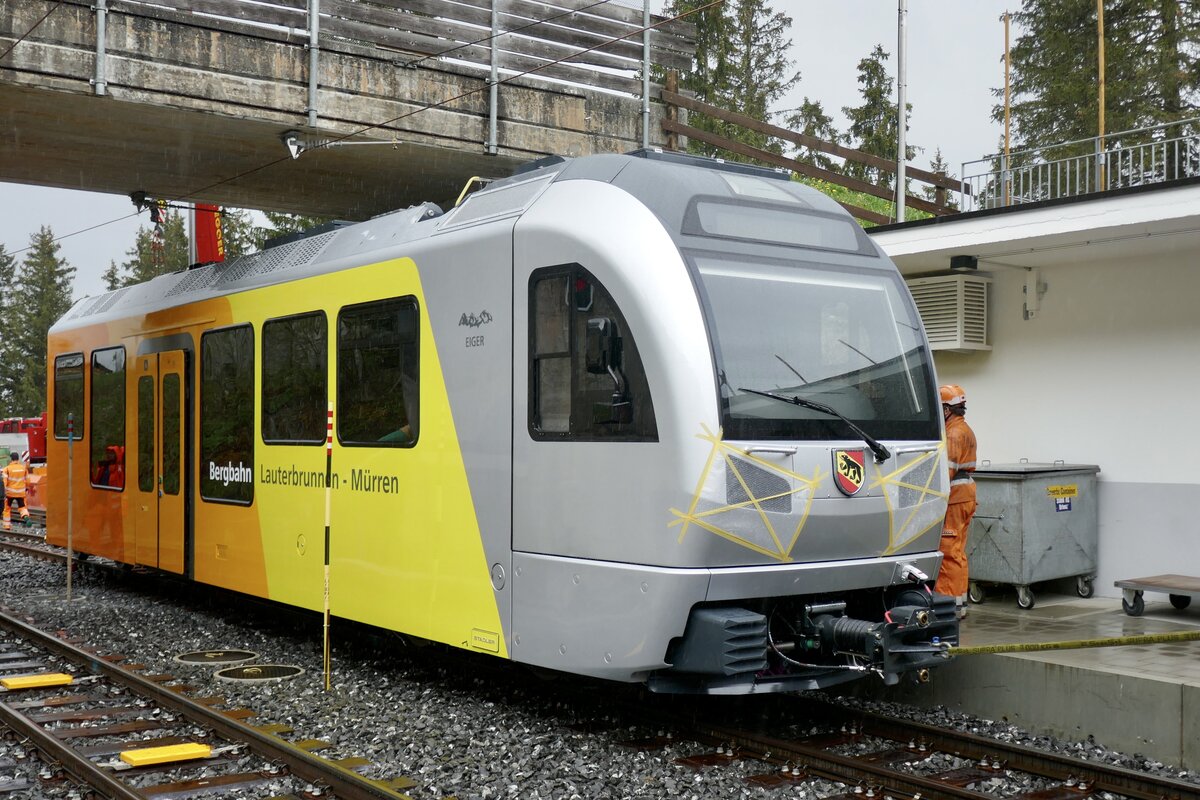 Die erste Zughälfte des Be 4/6 101 am 13.5.24 auf seinen ersten Gehversuchen mit Hilfe eines Zweiwege-LKW der ihn in den Bahnhof Winteregg zieht