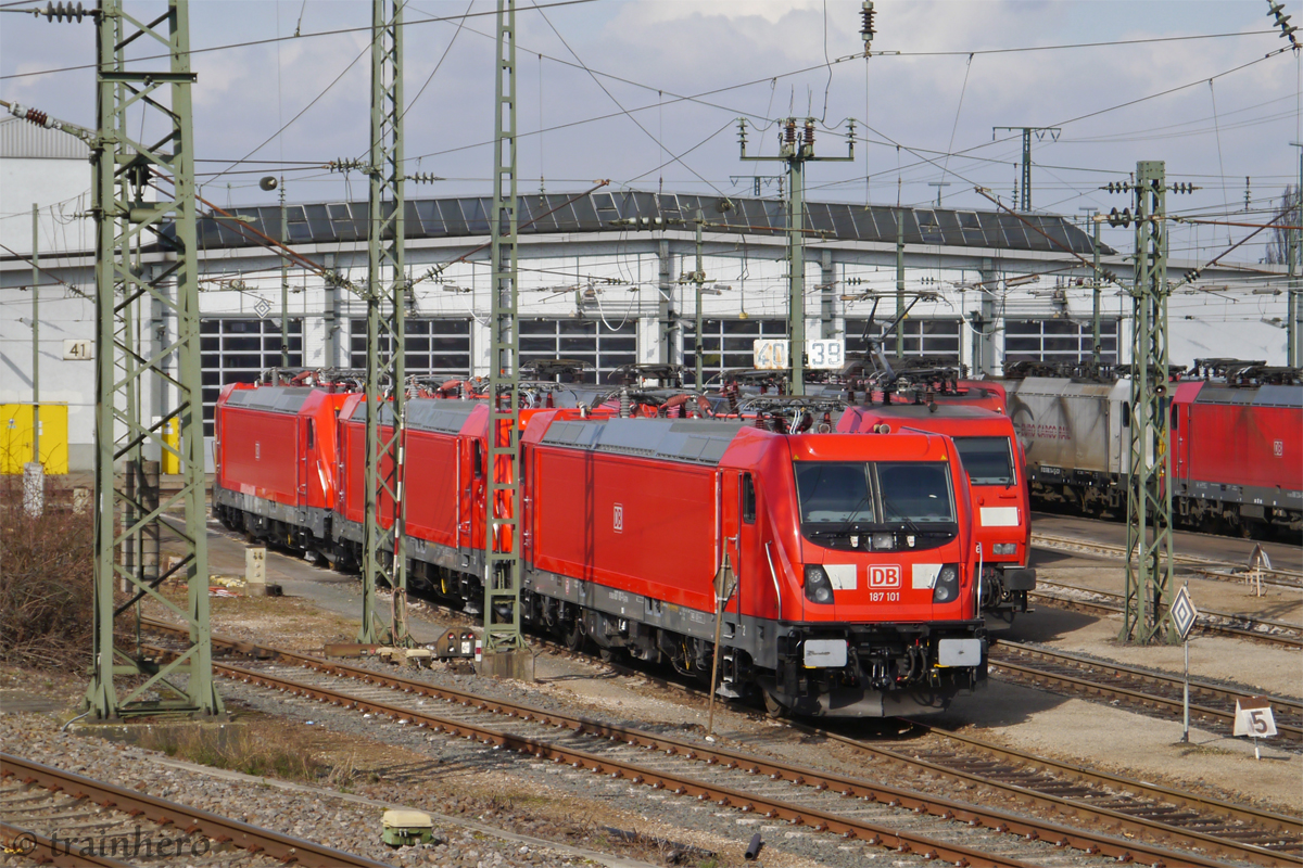 Die ersten 3 Neuzugänge für den Mannheimer Betriebshof - 
187 101, 187 108 und 187 102 wurden am 04. März von Kassel nach Mannheim überführt und können jetzt vom Werkstattpersonal begutachtet werden. Die Loks haben noch kein Abnahmedatum und als Halterkürzel ist noch BTK (Bombardier Transportation Kassel) angeschrieben. Zuerst stehen die Loks nur für die Personalschulung zu Verfügung, ehe es im Herbst 2016 mit den ersten Einsätzen losgehen soll.

(07.03.2016)