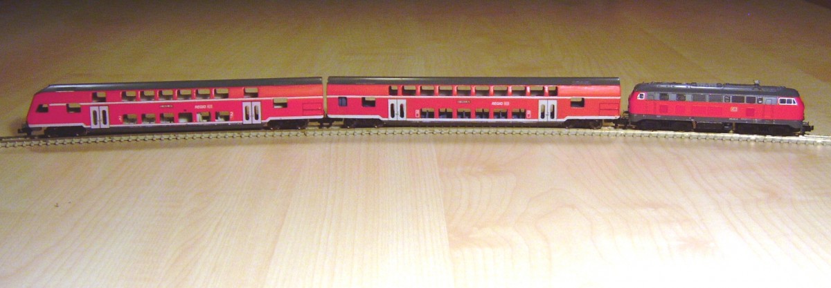 Die ersten beiden Wagen der im Umbau befindlichen Doppelstockgarnitur. Als Spender wurde Fleischman verwendet, die 218 stammt aus selben Hause. Es sind noch diverse Kleinigkeiten zu erledigen, eine neue Inneneinrichtung für den Tiefeinsteiger wird im 3D-Druck erstellt.
Zustand am 10.08.2015