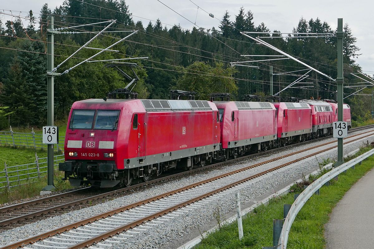 Die ersten Fahrten mit elektrischen Triebfahrzeugen auf der neu elektrifizierten Allgubahn. DB Systemtechnik fhrte am 24.09.2020 mit 145 023-8, 145 044-4, 145 018-8 und 182 506-6 Messfahrten zwischen Hergatz und Lindau durch. Im Zugverband befand sich auch 218 456-2, die fr die Zu-/Rckfhrung der E-Loks bentigt wurde. Bei Hhenreute wurden die fnf Lokomotiven in Fahrtrichtung Lindau fotografiert.