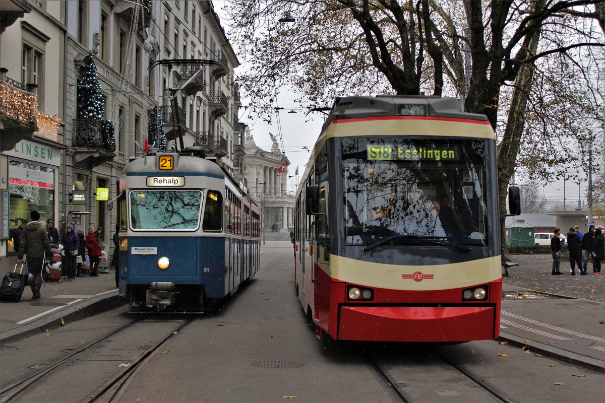 Die ersten kleinen Schneeflocken fielen auch im Flachland: Be 4/6 Nr. 1674 erreicht am 26. November 2017 auf der Museumslinie 21 nach Rehalp, Zürich Stadelhofen. Nebenan eine ebenfalls eine aber etwas modernere Be 4/6 als S18 nach Esslingen.