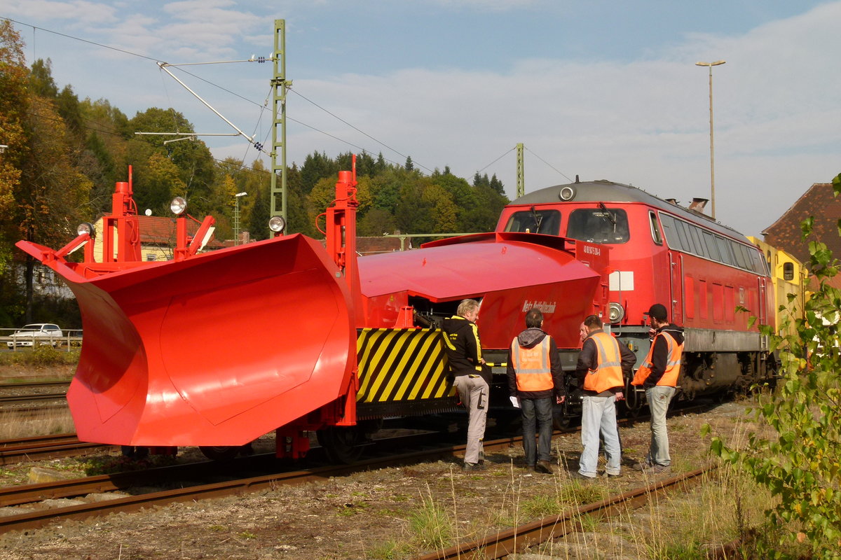 Die ersten Meldungen über Schneefälle waren für mich Anlass, die Winterbereitschaft meines Bildarchivs zu überprüfen. Am 18. Oktober 2011 wurden in Kronach das künftige Personal in die Bedienung des Schneepfluges 40809475 204 (Meiningen/Beilhack 850) eingewiesen.