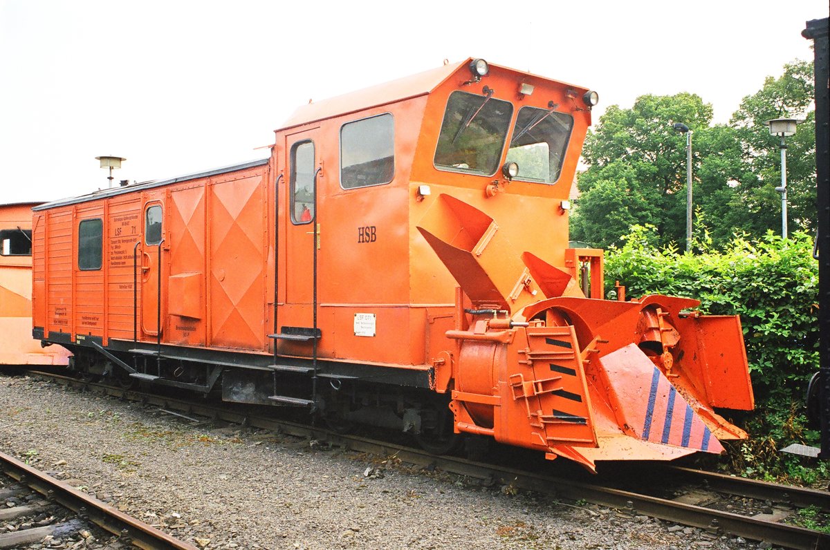 Die ersten Meldungen über Schneefälle waren für mich Anlass, die Winterbereitschaft meines Bildarchivs zu überprüfen. Im Bw Wernigerode-Westerntor stand am 09. Juli 2003 dieses Winterdienstfahrzeug.