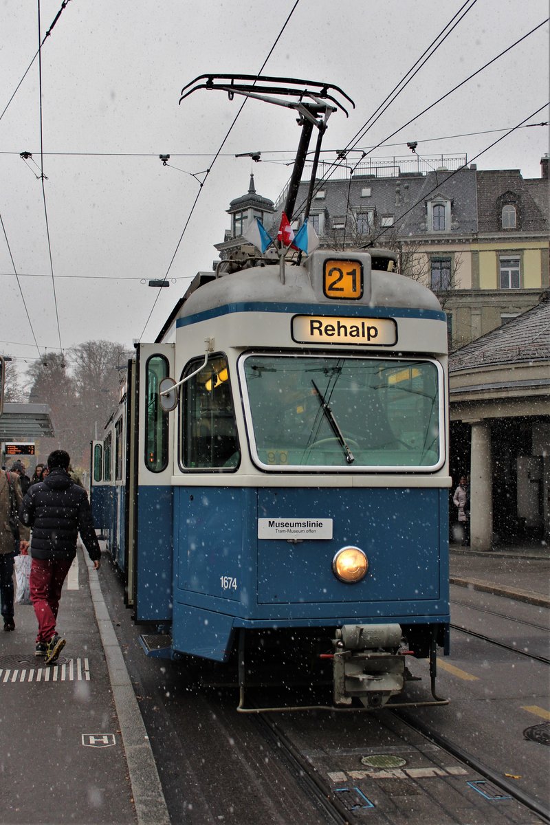 Die ersten Schneeflocken fielen auch im Flachland: Be 4/6 Nr. 1674 erreicht am 26. November 2017 auf der Museumslinie 21 nach Rehalp, Zürich Kreuzplatz.