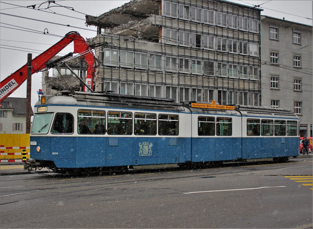 Die ersten Schneeflocken fielen auch im Flachland: Be 4/6 Nr. 1674 erreicht am 26. November 2017 auf der Museumslinie 21 nach Rehalp, Zürich Kreuzplatz.