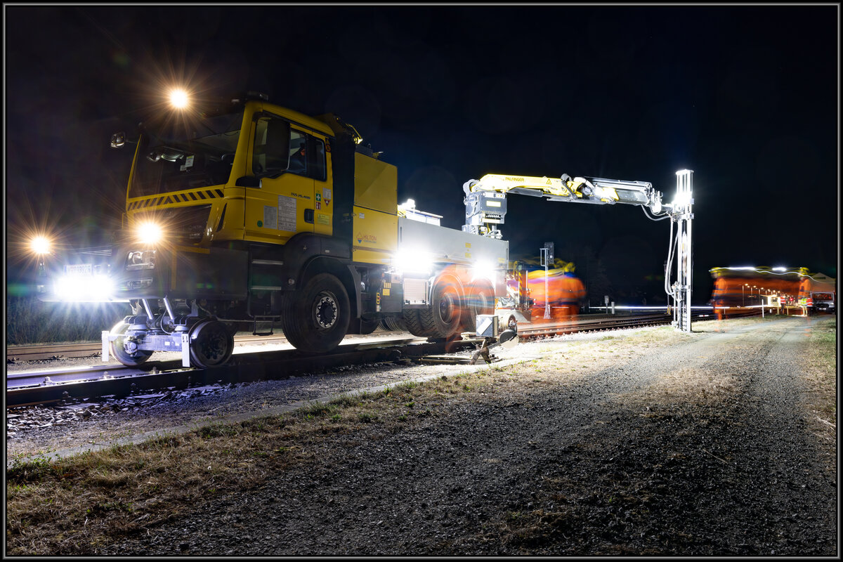 Die ersten  Sichtbaren  arbeiten rund um den Fahrleitungsbau im Netz der GKB haben in diesen Nächten begonnen. 
Am späten Abend des 29.März 2022 wird mit diesem 2 Wege LKW die Bodenbeschaffenheit zum stellen der Fahrleitungsmasten im Bahnhof St.Martin im Sulmtal Bergla  geprüft. 
