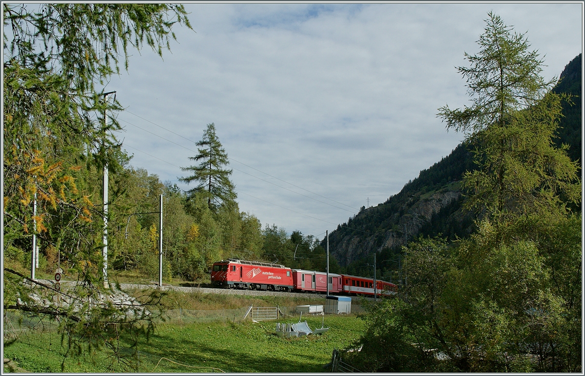 Die ersten Sonnenstrahlen und der MGB Regionalzug 225 mit der HGe 4/4  Monte Rosa  treffen sich oberhalb von St. Niklaus.
3. Okt. 2013