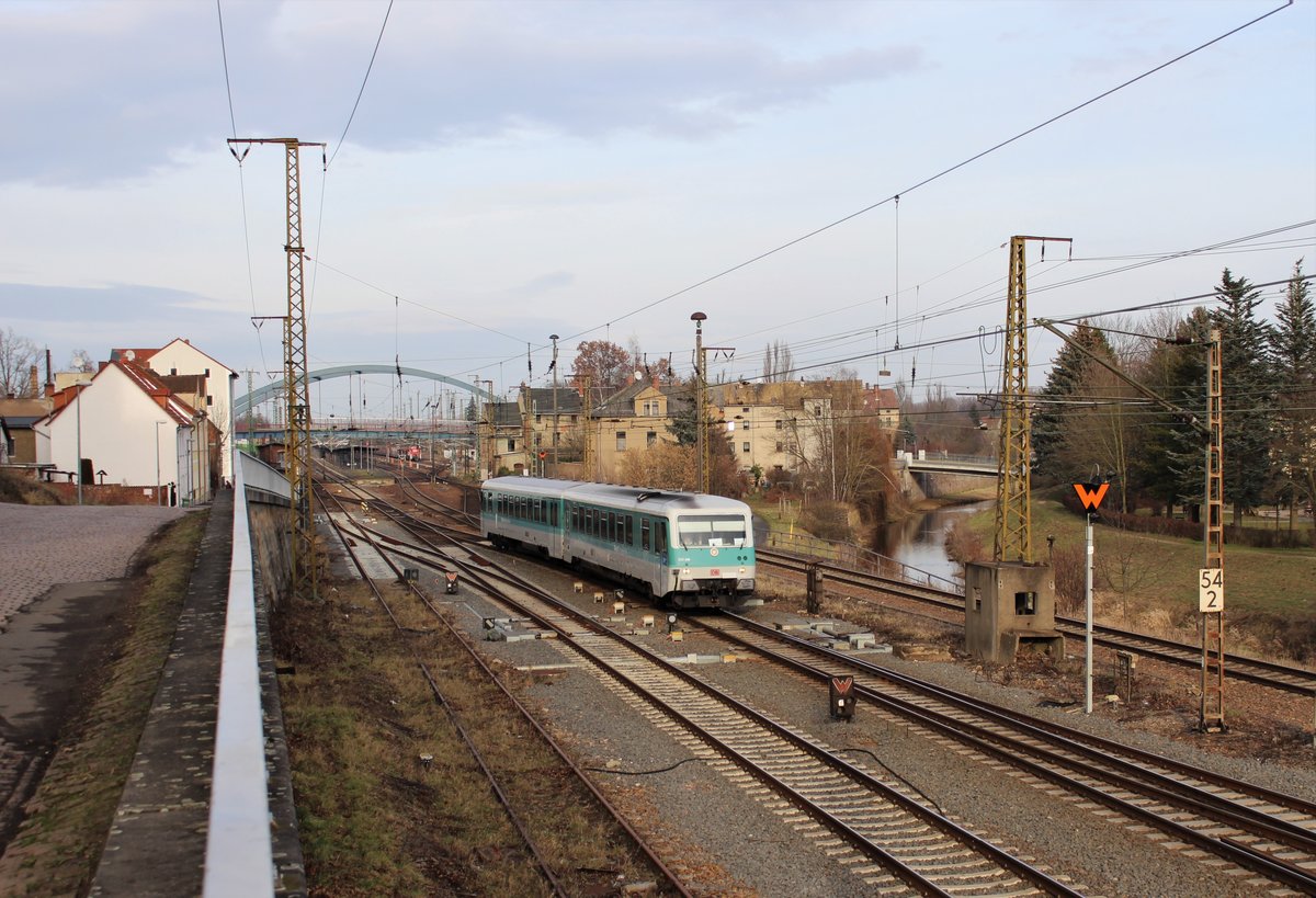 Die Erzgebirgsbahn hat sich für einige Zeit den 628 673/486 der Westfrankenbahn ausgeliehen. Der Triebwagen verkehrt auf der RB 37 zwischen Gößnitz und Glauchau. Hier ist er am 27.01.20 in Gößnitz bei der Ausfahrt als RB 23971 zu sehen.