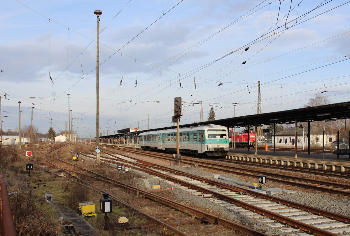 Die Erzgebirgsbahn hat sich für einige Zeit den 628 673/486 der Westfrankenbahn ausgeliehen. Der Triebwagen verkehrt auf der RB 37 zwischen Gößnitz und Glauchau. Hier ist er am 27.01.20 in Gößnitz als RB 23971 zu sehen.