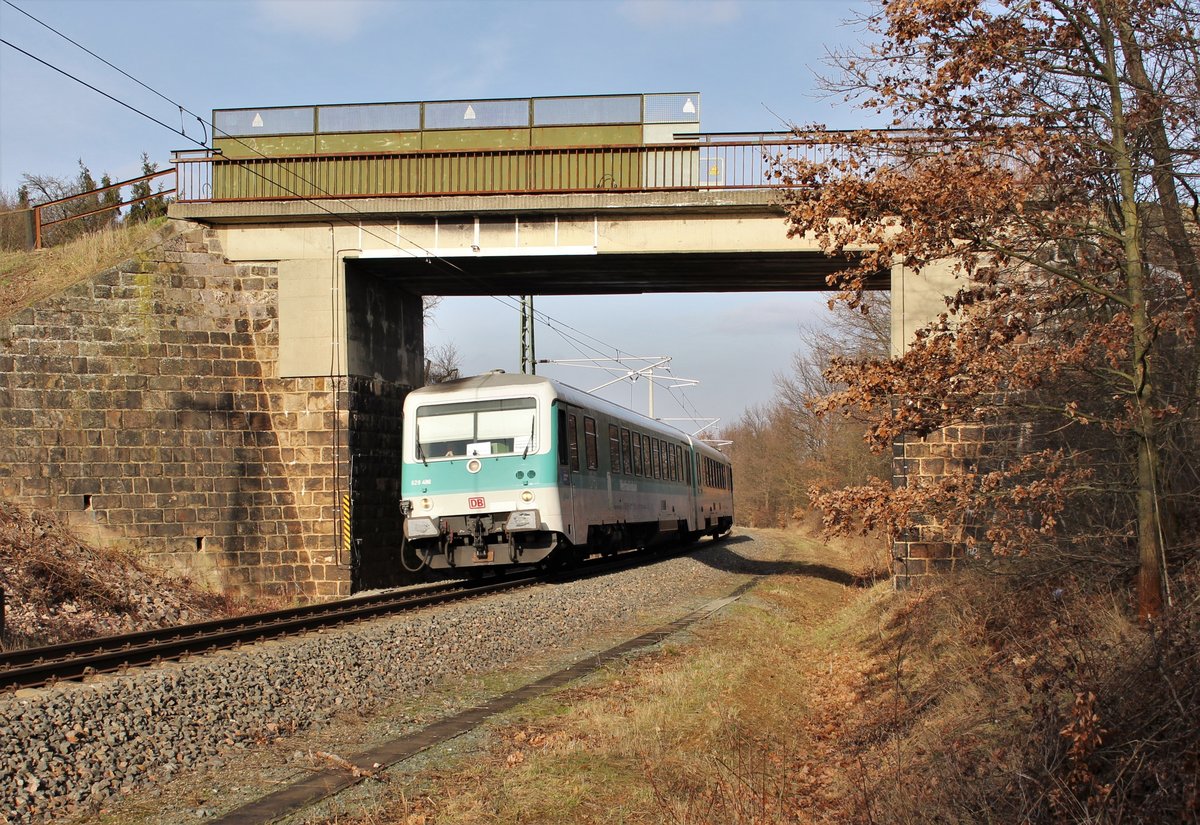 Die Erzgebirgsbahn hat sich für einige Zeit den 628 673/486 der Westfrankenbahn ausgeliehen. Der Triebwagen verkehrt auf der RB 37 zwischen Gößnitz und Glauchau. Hier ist er am 27.01.20 in Meerane als RB 23969 zu sehen.