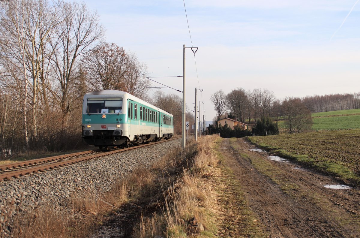 Die Erzgebirgsbahn hat sich für einige Zeit den 628 673/486 der Westfrankenbahn ausgeliehen. Der Triebwagen verkehrt auf der RB 37 zwischen Gößnitz und Glauchau. Hier ist er am 27.01.20 in Oberschindmaas als RB 23966 zu sehen. 